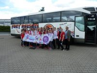 Gruppenfoto vor dem Bus